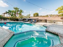 5BR Oasis with Pool, Arcade, Sauna, hotell i La Mesa