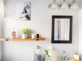 Jennifer's Walkable Private Apartment Getaway with Relaxing Deck