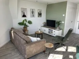 Burgervlotbrug aan zee met sauna