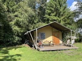 Luxe glampingtent aan de bosrand in Drenthe, luxusní stan v destinaci Ellertshaar