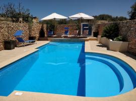 Villa farmhouse with large private pool Gozo, hotel v destinaci Qala