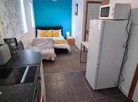 Sheridan House - Self contain flats Long or Short Stay Special Rate Available