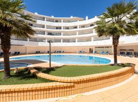 Apartment Estrelícia Direct beach access, hotel in Porches