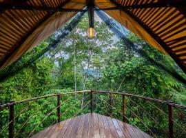 QASA Hotel and Retreat Center, hotel di San Luis