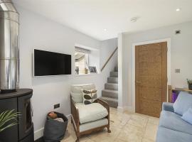 Cosy converted granary set in quiet countryside, hotel v destinaci Totnes