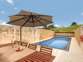 Solaris Gozitan Villa With Pool Gozo - Happy Rentals, hotel v destinaci Għasri