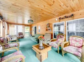 Creekside Retreat in the Adirondacks Swim and Hike!, hotel a Forestport