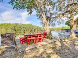 Lanai and Fire Pit Riverfront Studio in Chiefland!, hotel a Chiefland