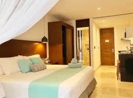 Central Playa del Carmen Master Suite with rooftop pool and gym WiFi free parking near beach