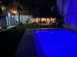 Casa Palancar with beautiful swimming pool and private palapa, caba&ntilde;a en Cozumel