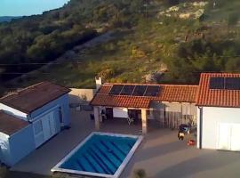 Family friendly house with a swimming pool Cunski, Losinj - 24170, hotel in Cunski