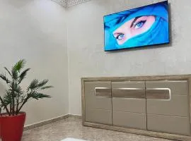 Magnifique maison famiiale moderne spacieuse de 150 m Avec de 3 chambres ,confortables et d un grand salon et terrasse, Idealement situee a 9 min du centre-ville elle se trouve à proximite de la route principale menant a l aeroport Berkane et Saidia