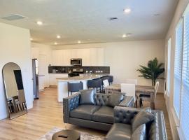 Spacious 3BR with Loft and Patio、Harold Freeman Farm Airportのホテル