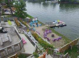 Riverfront Cottages: Wasaga Beach şehrinde bir otel