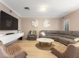 Water Lane - Swimming Pool - 4 Mins Walk to Bay