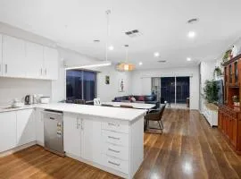 Tarneit Grove Family Home with Home Theater