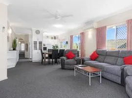 Beachside 2-Bed Apartment with Secure Parking