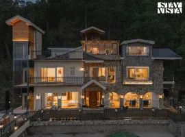 StayVista at Chestnut Manor with Lawn, BBQ, Bonfire
