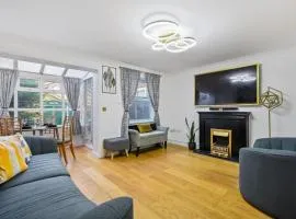 5 Min to Heathrow & Uxbridge Station with Parking