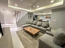 Super Luxury 3 Bedroom Private Pool Villa with Jacuzzi, Near 711, 10 minutes to Walking Street and Pattaya Beach - MT8