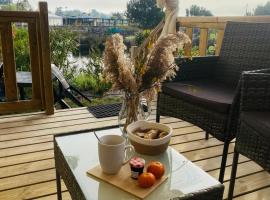 Mobilhome 8 personnes cosy tout équipé avec vue sur bassin, cap ferret, hotel in Lège-Cap-Ferret