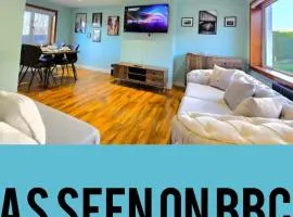 Super luxury 2 bedroom, full house sleep 5 with garden & parking close to airport