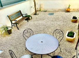 Appartement cosy avec cour priv&eacute;e & terrasse Calme id&eacute;al couples familles, allotjament amb cuina a Cavaillon