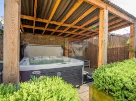 Little Domus - With Hot Tub