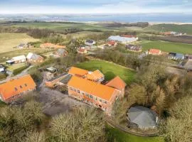 Large Pool House With 15 Bedrooms And Lots Of Activity Options,