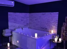 LeStudio83210 Loveroom jacuzzi balneo petit déjeuner inclus meublé de tourisme 3 étoiles