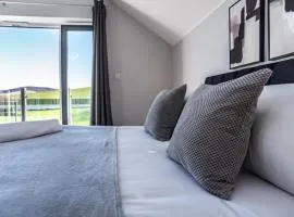 Stalybridge Sanctuary - Luxe Hot Tub Retreat