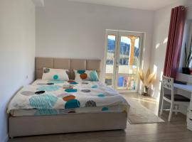 Bright & Cozy Room with Balcony, hotel v destinaci Zhaban