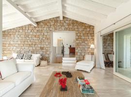 Villa Gelsomino a soli 500 mt dal mare con piscina privata e vista mare、カスティアーダスのホテル