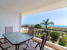 Global Properties, Adosado en primera linea de playa con vistas al mar