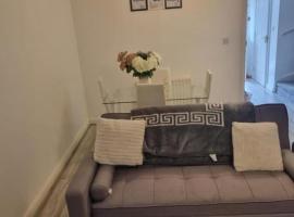 3 Bed House - Sleeps 6 - Parking - Wifi, hotel in Maidstone