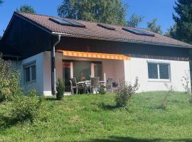 Ferienhaus Fuchsweg im Feriendorf Reichenbach F5、ネッセルヴァンクのホテル