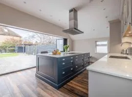 FAMILY FRIENDLY ESCAPE IN ETON, COUNTRYSIDE VIEWS with Hot Tub