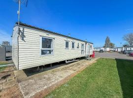 10 Berth Caravan For Hire At Seawick Holiday Park In Essex Ref 27102Sw, hotel in Clacton-on-Sea