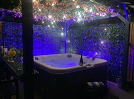 Tower Suites - HOT TUB sleeps 14, hotel i Blackpool