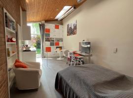 Studio vintage banlieue BXL, hotel v destinaci Genval