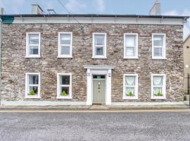 Abbey View Apartment in the heart of Youghal, hotel v destinaci Youghal