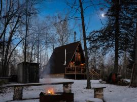 River End A-Frame, hotel in Emily