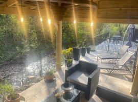 Riverside 2 Bedroom Townhouse with Car Charger, hotel in Abergavenny
