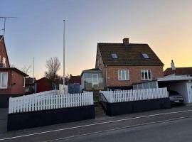 Cozy Holiday Apartment Located By Tejn Harbor, viešbutis mieste Alingė