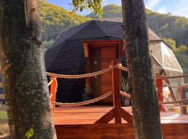 Riverside Dome - Glamping Transalpina, hotel v mestu Dobra