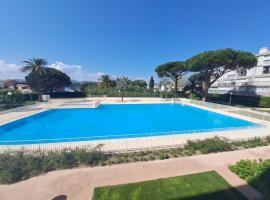 TROPCOQ - Au coeur de St-Tropez - Studio cabine pour 2 personnes, hotel en Saint-Tropez