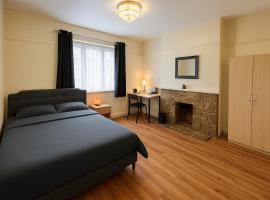 Cosy Double Room in Harrow & Wealdstone - Desk,Fast Free Wi-Fi,Near Station - 15 mins by train to Wembley Central & Euston, hotel in Harrow Weald