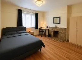 Cosy Double Room in Harrow & Wealdstone - Desk,Fast Free Wi-Fi,Near Station - 15 mins by train to Wembley Central & Euston