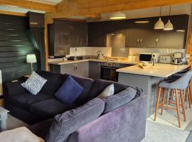 Chalet close to Heathrow T5, Windsor Castle, Legoland, Thorpe Park, with off road parking, free Wifi, private garden, spacious & fully equipped, cozy wood burner & comfy sofa, ideal for exploring London with trains to Waterloo, a beautiful unique retreat, biệt thự ở Colnbrook