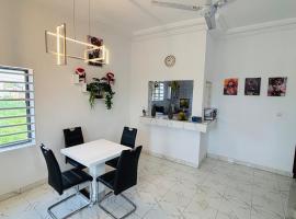 Charming and cozy Apartment Fifa Guest Houses- V1, hotel in Abomey-Calavi